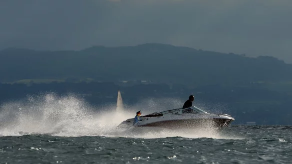 Schnelle Motorboote bringen zwar Spa&szlig;, k&ouml;nnen aber Pflanzen und Tieren in Seen enorm zusetzten. (Archivbild) - &copy; Felix K&auml;stle/dpa