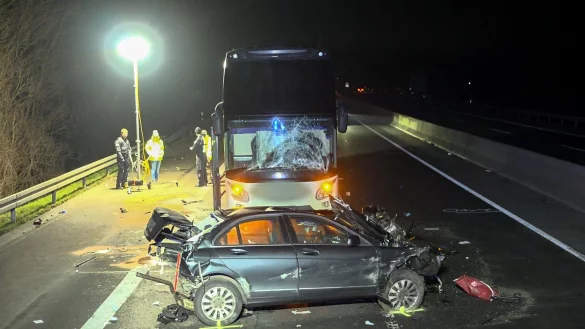 Ein 20-Jähriger ist in dem zerstörten Pkw auf der A43 gestorben. - © Marc Gruber/tv7news.de/dpa