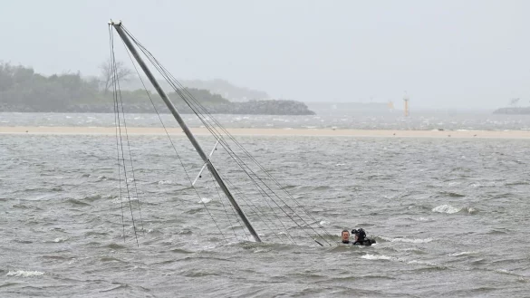 Bis zu neun Meter hoch türmten sich die vom Wirbelsturm aufgepeitschten Wellen. - © Dave Hunt/AAP/dpa