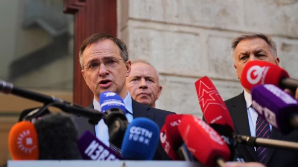 Der russische Verhandlungsf&uuml;hrer Wladimir Medinski hat nach der zweiten Verhandlungsrunde in Istanbul Pl&auml;ne f&uuml;r einen neuen Gefangenenaustausch best&auml;tigt. (Archivbild) - &copy; Francisco Seco/AP/dpa