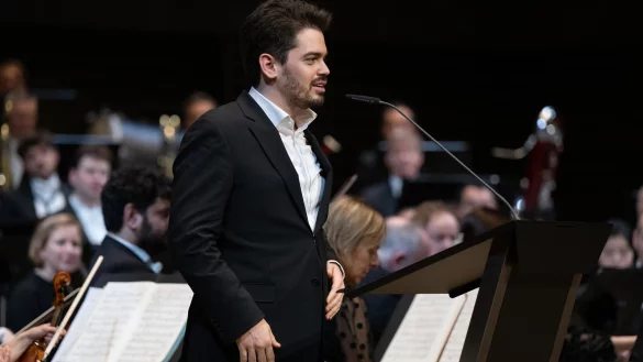 Lahav Shani wurde von einem Festival in Belgien ausgeladen (Archivbild). - © Sven Hoppe/dpa