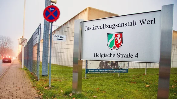 Bei einem Arztbesuch wollte ein Häftling der Justizvollzugsanstalt (JVA) Werl flüchten. Es kam zu einer Schussabgabe. (Archivbild) - © Andreas Dunker/dpa