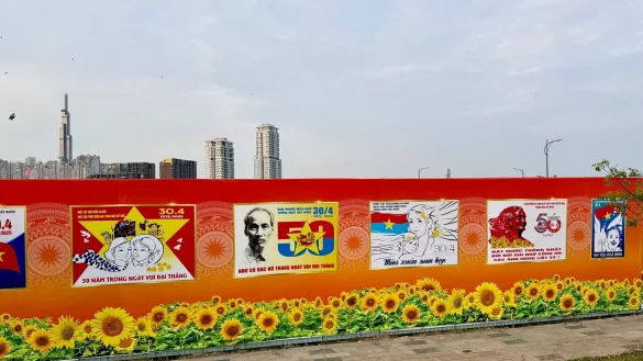 Ganz Ho-Chi-Minh-Stadt wird gerade mit Plakaten zum Jahrestag gepflastert. - © Carola Frentzen/dpa