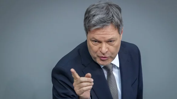 Kanzlerkandidat Robert Habeck (Grüne) wirft der Union Wortbruch vor. - © Kay Nietfeld/dpa