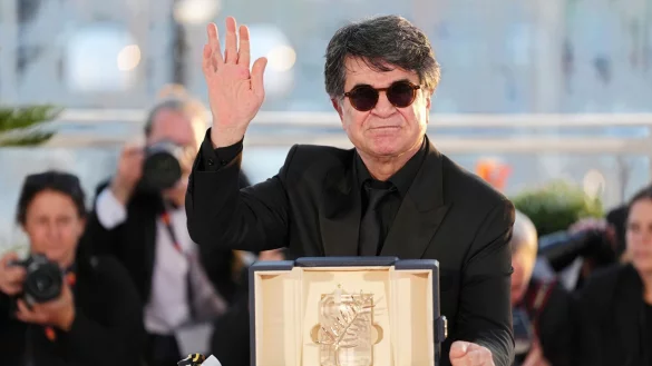 Jafar Panahi mit der Goldenen Palme. - © Scott A Garfitt/Invision/AP/dpa