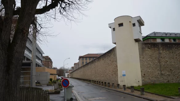 Immer wieder ist davon die Rede, dass Kriminelle in französischen Gefängnissen verbotenerweise über Mobiltelefone verfügen, mit denen sie weiter ihre Machenschaften abwickeln (Archivbild). - © Sebastian Kunigkeit/dpa