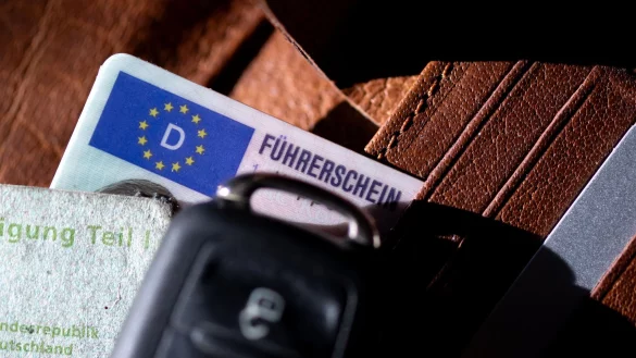 Die Regeln für die Führerscheinvergabe in der EU werden weiter aufeinander abgestimmt. (Archivbild) - © Sven Hoppe/dpa