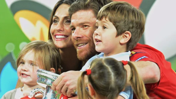 Xabi Alonso und seine Familie - hier im Jahr 2012 - haben sich in Leverkusen sehr wohlgef&uuml;hlt. - &copy; picture alliance / dpa