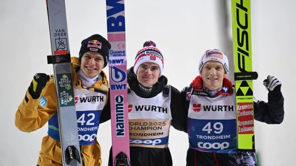 Das Siegerpodium mit (v.l.): Wellinger, Lindvik, Hörl - © Hendrik Schmidt/dpa