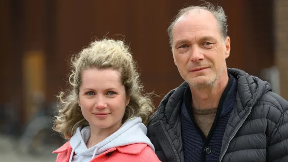 Die Schauspielerin Cornelia Gröschel und der Schauspieler Martin Brambach - hier bei Dreharbeiten zu einem MDR-«Tatort», der in etwa einem Jahr zu sehen sein soll. - © Robert Michael/dpa