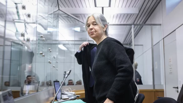 Die wegen einer Raubserie angeklagte Daniela Klette verfolgte den zweiten Prozesstag im Staatsschutzsaal des Oberlandesgerichts Celle. - © Ronny Hartmann/AFP-Pool/dpa