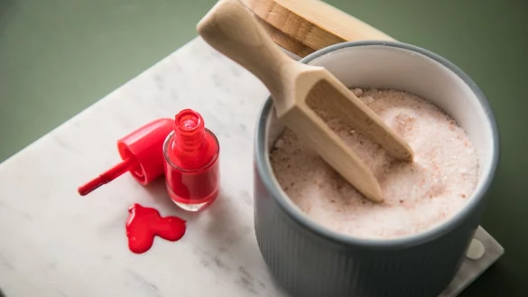 Salz soll helfen, frisch verschütteten Nagellack einfach von Oberflächen zu entfernen. - © Christin Klose/dpa-tmn