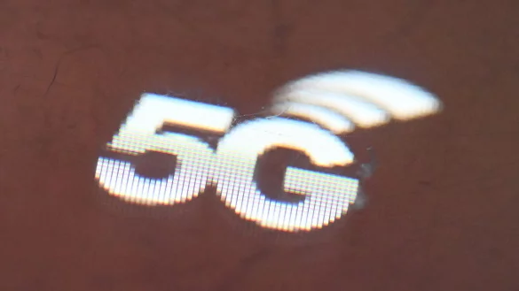 Auf dem Bildschirm eines mobilen Routers erscheint das Logo des Mobilfunknetzes 5G. - © Bernd Weißbrod/dpa