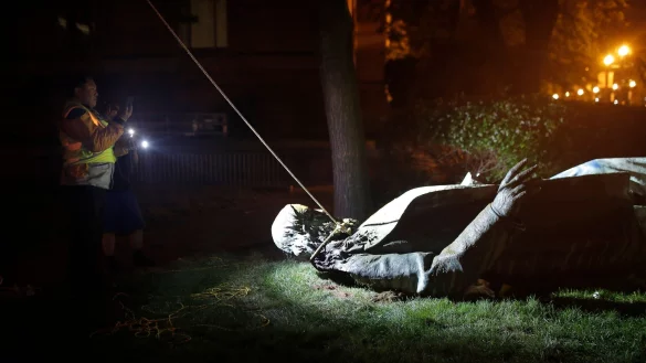 Im Zuge der Black-Lives-Matter-Proteste st&uuml;rzten Demonstranten in den USA mehrere Statuen historischer Figuren, die sie in Verbindung mit Rassismus brachten. (Archivbild) - &copy; Maya Alleruzzo/AP/dpa
