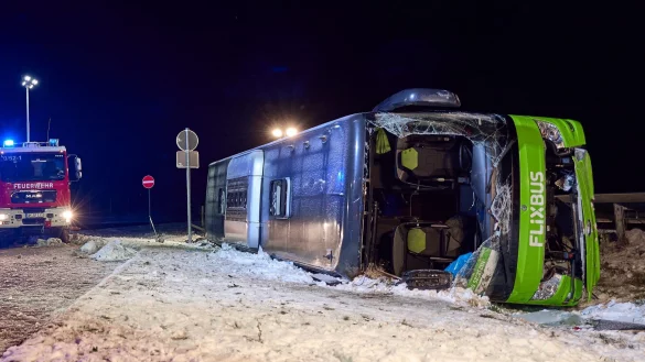 Es gab zwei Todesopfer bei dem Unfall auf der A11. - © Michael Ukas/dpa