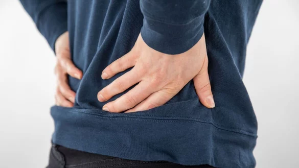 Eine Befragung des Robert Koch-Instituts von 2021 zeigte, dass Rückenschmerzen in Deutschland weit verbreitet sind: 61,3 Prozent der Befragten gaben an, in den letzten zwölf Monaten Rückenschmerzen gehabt zu haben. (Illustration) - © Christin Klose/dpa-tmn/dpa