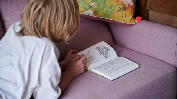 Abtauchen in die Fiktion: Lesen hilft Kindern in ihrer Entwicklung. - © Annette Riedl/dpa/dpa-tmn