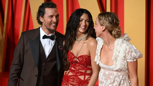 Camila Alves McConaughey und Matthew McConaughey - hier mit Jennifer Lawrence - haben drei gemeinsame Kinder. (Archivbild) - &copy; Doug Peters/PA Wire/dpa