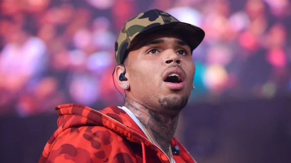 Chris Brown wurde wegen des Verdachts auf schwere Körperverletzung festgenommen, nun ist er auf Kaution freigekommen. (Archivbild) - © Scott Roth/Invision/AP/dpa