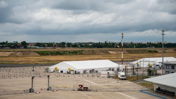 Das DRK betreibt das Pilotprojekt «Labor Betreuung 5000». Zum Einsatz kam es etwa als Notunterkunft für Flüchtlinge am ehemaligen Berliner Flughafen Tegel. (Archivfoto) - © Christophe Gateau/dpa