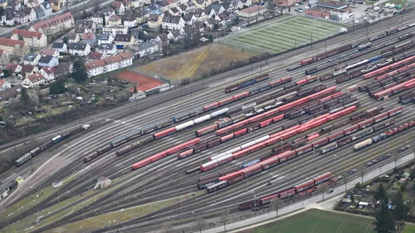 Auch Züge können eine Lärmbelastung sein. (Illustration) - © Bernd Weißbrod/dpa
