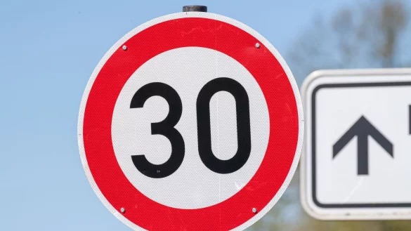 Ein Palliativdienst wehrt sich gegen eine Strafe für zu schnelles fahren - und gegen eine kuriose Begründung der zuständigen Behörde. (Symbolbild) - © Stefan Sauer/dpa