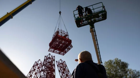 Per Kran wurden die Bestandteile des els&auml;ssischen Eiffelturms zusammengesetzt. - &copy; Hannes P. Albert/dpa