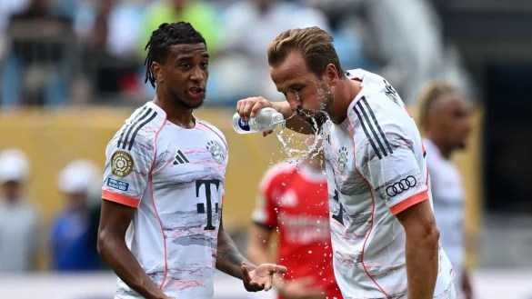 Trinken, trinken, trinken: Harry Kane nutzt eine Spielpause. - © Sven Hoppe/dpa