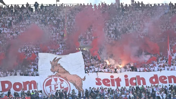 Rund 15.000 Gästefans unterstützen den 1. FC Köln in Hannover. - © Swen Pförtner/dpa
