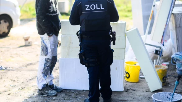 Die Steuer- und Abgabenlast sind aus Sicht von Experten der Hauptgrund dafür, dass Schwarzarbeit für viele Menschen in Deutschland attraktiv ist. - © Julian Stratenschulte/dpa