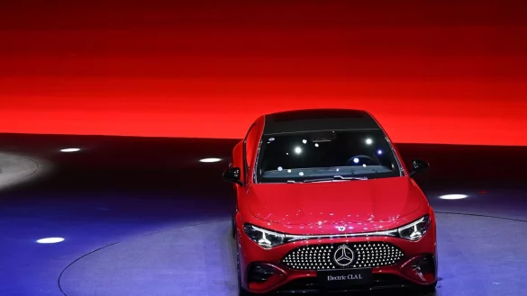 Der Mercedes CLA gilt auch in Deutschland als Hoffnungsträger, um die Verkäufe anzukurbeln. - © Johannes Neudecker/dpa