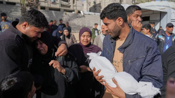 Vater mit Leiche von getötetem Kind. - © Abdel Kareem Hana/AP/dpa