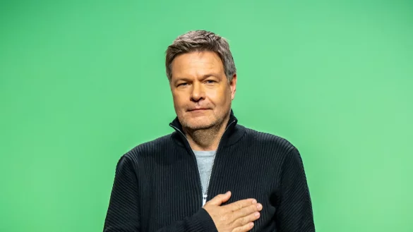 Die Grünen haben Robert Habeck im November zu ihrem Kanzlerkandidaten gemacht. Bei ihrem Programmparteitag in Berlin gibt es - verglichen mit den frühen Jahren der Partei - wenige kontroverse Debatten. - © Michael Kappeler/dpa