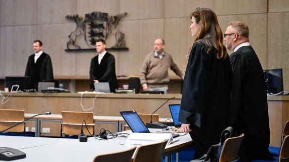 Das Urteil gegen das Paar - hier die Anwälte - könnte im Februar fallen. - © Uwe Anspach/dpa