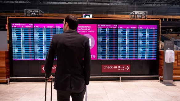 Entschädigung für ausgefallene oder verspätete Flüge einzuklagen, soll einfacher werden. (Symbolbild) - © Fabian Sommer/dpa