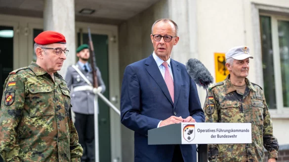 Kanzler Merz warnt vor falschem Sicherheitsgefühl und verlangt mehr Verteidigungsanstrengungen. Begrüßt wurde der CDU-Politiker von Carsten Breuer (l), Generalinspekteur der Bundeswehr, und Alexander Sollfrank (r), Befehlshaber des Führungskommandos. - © Michael Kappeler/dpa-Pool/dpa