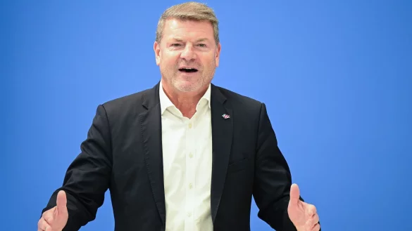 Der Eurowings-Chef Jens Bischof verlangt geringere Steuern und Gebühren für den Luftverkehr. - © Bernd Weißbrod/dpa