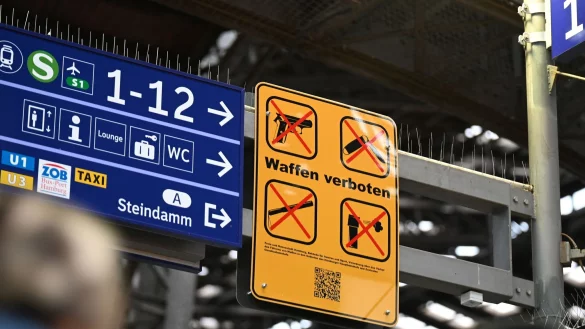 Die Gewerkschaft der Polizei strebt eine bundesweit einheitliche Regelung an. (Archivbild) - © Niklas Graeber/dpa