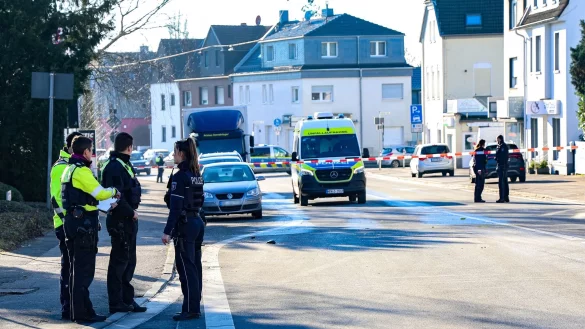 Ein Fußgänger ist in Solingen von einem Auto erfasst und sehr schwer verletzt worden - die Polizei fahndet nach dem Unfallfahrer. - © Gianni Gattus/dpa