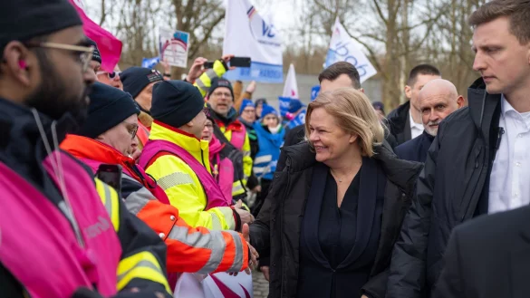Es geht um mehr als 2,5 Millionen Beschäftigte. - © Christophe Gateau/dpa