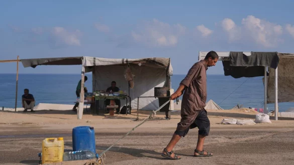 Israels Armee hat Anwohner mehrerer südwestlich gelegener Viertel in Deir al-Balah zur Flucht aufgerufen. - © Abdel Kareem Hana/AP/dpa