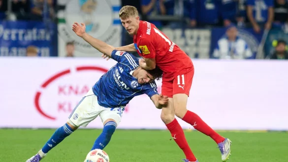 Alexander Bernhardsson (r) machte in einem engen Spiel mit seinem Tor den Unterschied. - &copy; Bernd Thissen/dpa