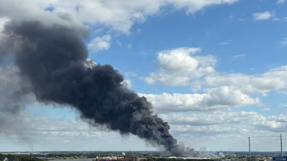 Ein Großbrand im Hamburger Hafengebiet beschäftigt Hunderte Feuerwehrleute. - © Daniel Bockwoldt/dpa