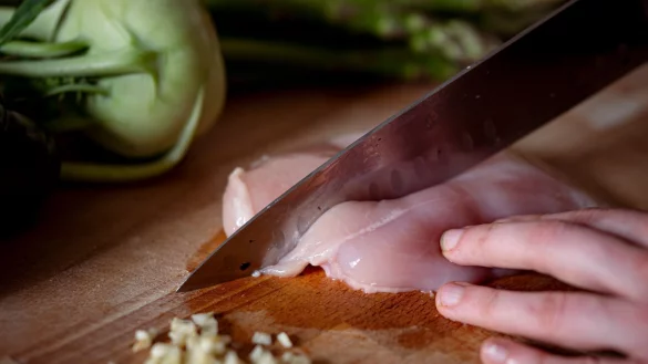 Gefl&uuml;gelfleisch wurde laut BZL 2024 g&uuml;nstiger angeboten als im Vorjahr. - &copy; Fabian Sommer/dpa