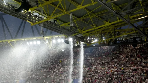 Der Kletterer hatte sich in der Dachkonstruktion des Stadions aufgehalten. Das Spiel war wegen eines Gewitters unterbrochen worden. (Archivfoto) - © Marcus Brandt/dpa