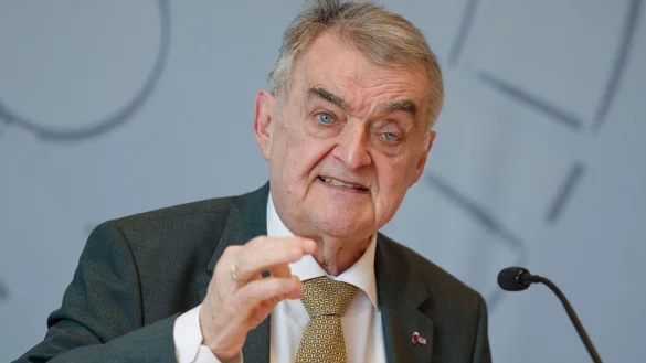 NRW-Ministerpr&auml;sident Reul macht vor allem die zunehmende Radikalisierung junger Menschen Sorge. - &copy; Henning Kaiser/dpa