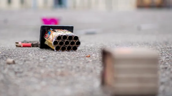 Nach Unfällen und Angriffen mit Böllern wird über Konsequenzen diskutiert. - © Hauke-Christian Dittrich/dpa