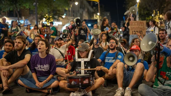 Erneut fordern Demonstranten in Israel von ihrer Regierung ein Abkommen zur Beendigung des Krieges. - © Ilia Yefimovich/dpa