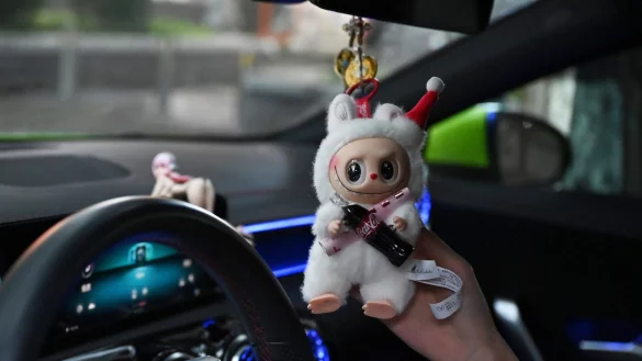 Die Labubu-Figuren sind vor allem bei jungen Leuten beliebt. - © Johannes Neudecker/dpa