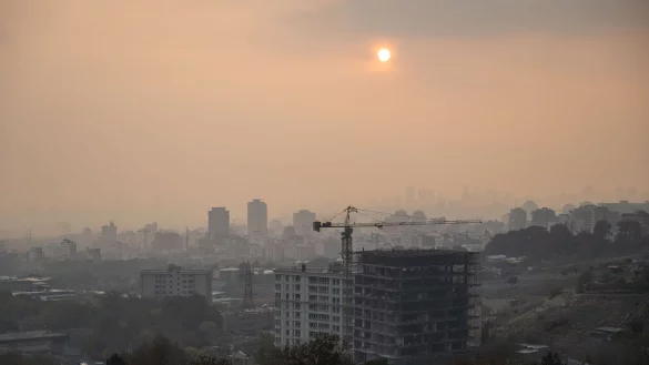 Smog in Teheran: Einen blauen Himmel sehen die Bewohner der Millionenmetropole selten. (Archivbild) - &copy; Arne Immanuel B&auml;nsch/dpa